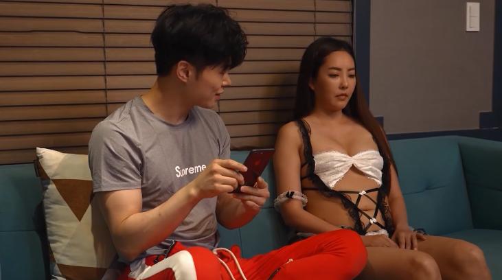 christine grace sex "Đi ngoài" với con bạn thân dễ dãi chung phòng
